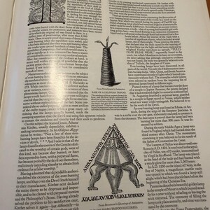 Puede incluir: Una p&aacute;gina de un libro titulada Wonders of Antiquity con el n&uacute;mero romano LXI en la parte superior. La p&aacute;gina presenta dos ilustraciones en blanco y negro: una de una serpiente enroscada en un tr&iacute;pode y otra de una estructura triangular con texto griego.