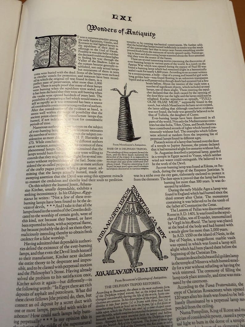 Puede incluir: Una p&aacute;gina de un libro titulada Wonders of Antiquity con el n&uacute;mero romano LXI en la parte superior. La p&aacute;gina presenta dos ilustraciones en blanco y negro: una de una serpiente enroscada en un tr&iacute;pode y otra de una estructura triangular con texto griego.