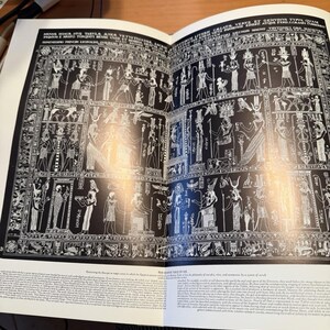Puede incluir: Una p&aacute;gina de libro que muestra una ilustraci&oacute;n en blanco y negro de la Tabula Isiaca, una antigua tableta de bronce cubierta con intrincadas figuras, jerogl&iacute;ficos y deidades de estilo egipcio, con encabezados en lat&iacute;n y texto en ingl&eacute;s.