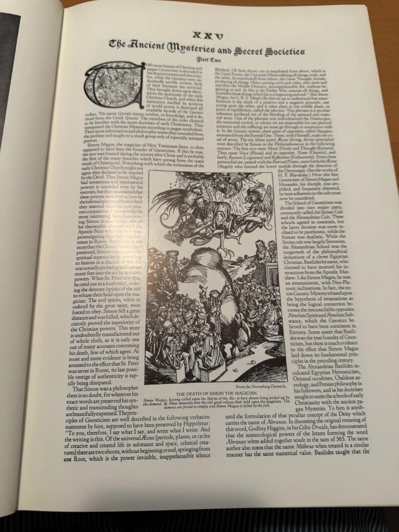 Puede incluir: Una p&aacute;gina de un libro titulada XXV The Ancient Mysteries and Secret Societies Part Two. El texto trata sobre el gnosticismo y Sim&oacute;n el Mago, e incluye una ilustraci&oacute;n circular de un recipiente y un grabado en madera de The Death of Simon the Magician.