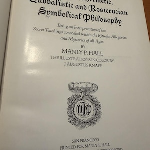 Puede incluir: La p&aacute;gina de t&iacute;tulo del libro An Encyclopedic Outline of Masonic, Hermetic, Qabbalistic and Rosicrucian Symbolical Philosophy de Manly P. Hall. Presenta texto negro sobre una p&aacute;gina blanca, incluyendo un emblema circular con las iniciales MPH.