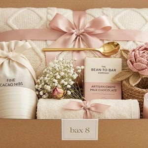Gemütliche Muttertags-Geschenkbox, Pflegepaket für Mama, Hygge-Geschenkkorb mit Decke, Spa-Geschenkset für Sie, Schokoladenkerzen- und Tassenset