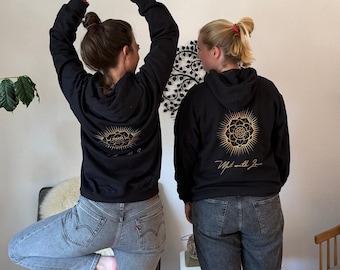 Zwarte hoodie met spiritueel thema en gouden logo - Comfortabele unisex trui - Premium streetwear hoodie