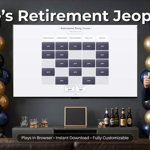 Peut inclure: Scène de fête de retraite avec trois hommes portant un toast. Un grand écran affiche un jeu de trivia de style Jeopardy. La scène est décorée de ballons dorés et bleu marine. Le texte à l'écran indique "Mike's Retirement Jeopardy".