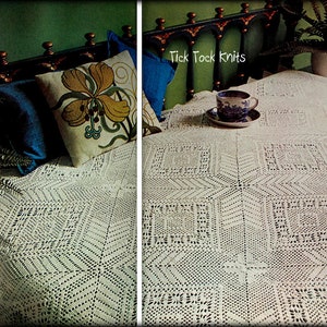 Peut inclure: Une couvre-lit blanche en crochet avec un motif carré. La couvre-lit est sur un lit avec des oreillers et une tasse à thé et une soucoupe sur le dessus. Le texte "Tick Tock Knits" est visible sur l'image.