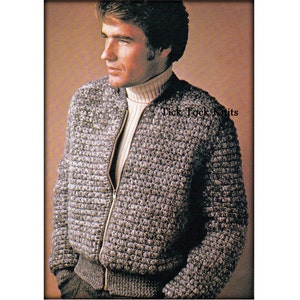 Könnte beinhalten: Eine graue gehäkelte Jacke mit Reißverschluss, geripptem Kragen und Bündchen. Die Jacke ist mit einem strukturierten Stich gearbeitet und hat einen Reißverschluss. Der Text "Tick Tock Knits" ist auf der Jacke sichtbar.