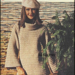 Puede incluir: Un suéter de crochet marrón con cuello alto y mangas acampanadas. El suéter está siendo modelado por una persona que lleva un gorro rosa. El texto "Tick Tock Knits" es visible en la imagen.