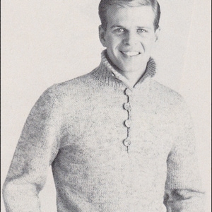 Könnte beinhalten: Ein grauer Strickpullover mit Stehkragen und Knopfleiste. Der Pullover hat eine gerippte Struktur und eine lockere Passform.