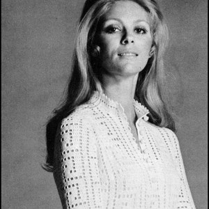 Puede incluir: Una foto en blanco y negro de una mujer con un top blanco de ganchillo con cuello abotonado. El texto "Tick Tock Knits" está en la parte inferior de la imagen.