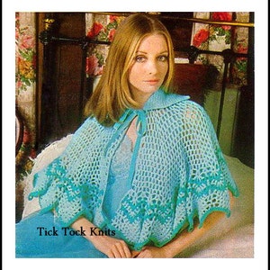 Puede incluir: Una capa de crochet azul claro con un cuello blanco y una corbata en el cuello. La capa tiene un patrón de encaje y la lleva una mujer con el pelo largo y rubio. El texto "Tick Tock Knits" es visible en la parte inferior de la imagen.