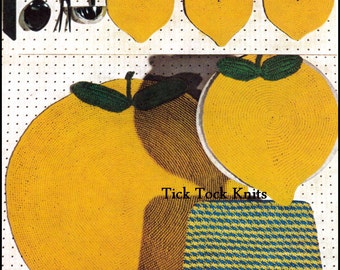 Puede incluir: Un juego de posavasos de ganchillo con forma de limón en amarillo y verde. Los posavasos están dispuestos en un tablero de clavijas con un juego de utensilios de cocina colgados encima. El texto "Tick Tock Knits" es visible en la imagen.