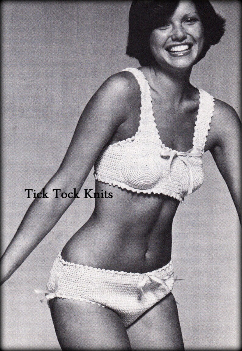Op de afbeelding: Een wit gecrochet bikini top en broekje met een strikdetail. De bikini wordt getoond op een model met kort donker haar.