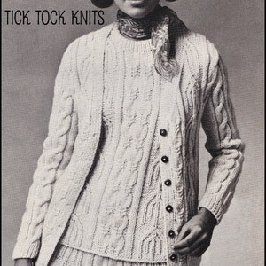 Puede incluir: Un conjunto de cárdigan y falda de punto blanco con un patrón de punto trenzado. El cárdigan tiene cierre de botones y la falda es hasta la rodilla. La modelo lleva una bufanda y gafas de sol. "Tick Tock Knits" está escrito en la parte inferior de la imagen.