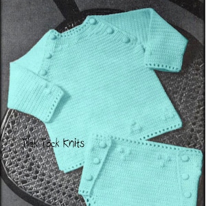 Puede incluir: Un conjunto de bebé de crochet en color azul claro. El conjunto incluye un suéter de manga larga con botones y un pañal a juego.