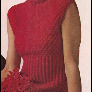 Könnte beinhalten: Ein roter ärmelloser Strickpullover mit Rollkragen und gerippter Struktur. Der Pullover wird von einem Model mit roter Mütze und schwarzen Ohrringen getragen. Der Text "Tick Tock Knits" befindet sich am unteren Rand des Bildes.