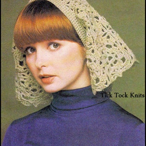 Può includere: Una donna indossa uno scialle di pizzo color marrone chiaro con un maglione a collo alto blu. Il testo "Tick Tock Knits" è visibile nell'angolo in basso a destra dell'immagine.