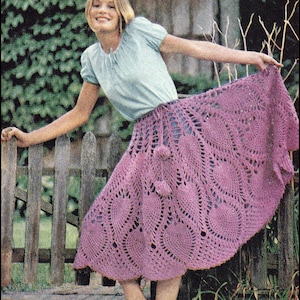 No.116 pdf vintage haakpatroon gehaakte ananasrok en poncho met pomponkoord voor dames - retro haakpatroon jaren 70 afbeelding 1
