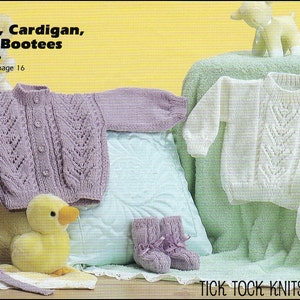 Puede incluir: Un conjunto de ropa de bebé de punto que incluye una chaqueta de punto morada, un jersey blanco, un gorro morado con un pompón y un par de botines morados. El texto "Pullover, Cardigan, Hat and Bootees" y "style no. 881106" es visible en la imagen.