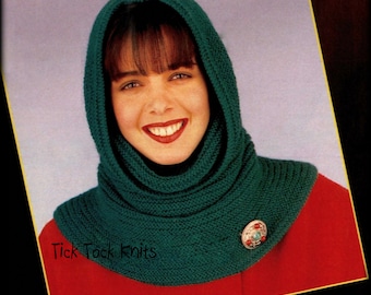 Peut inclure: Une cagoule à capuche verte tricotée dans un motif de point simple. La cagoule est portée par une personne aux cheveux foncés et portant une chemise rouge. Le texte "Tick Tock Knits" est visible dans le coin inférieur gauche de l'image.