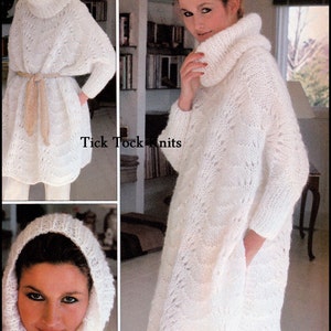 Könnte beinhalten: Ein weißer Strickpullover mit Rollkragen und einem Spitzenmuster. Der Pullover ist lang und hat eine lockere Passform. Das Model trägt den Pullover mit einem Gürtel.