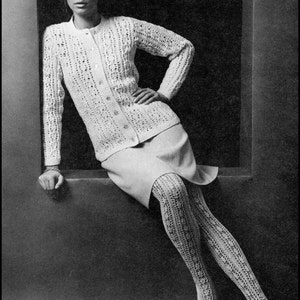 Puede incluir: Una fotografía en blanco y negro de una mujer con un cárdigan y una falda de ganchillo blanco con medias de ganchillo a juego. La mujer está sentada en un borde con la mano apoyada en el borde. La foto está subtitulada "Tick Tock Knits".