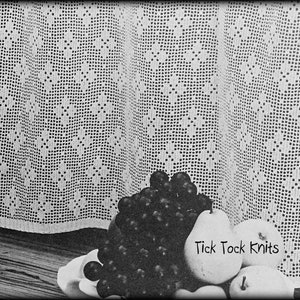 Könnte beinhalten: Ein weißer Häkelvorhang mit einem Rautenmuster. Der Vorhang hängt vor einer Schüssel mit Trauben und Birnen. Der Text "Tick Tock Knits" ist in der rechten unteren Ecke des Bildes zu sehen.