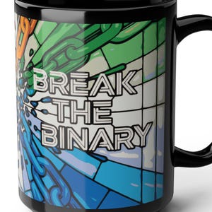 Puede incluir: Taza de cerámica negra con un diseño de vidriera de colores. El diseño presenta tonos verdes, naranjas y azules, con las palabras "BREAK THE BINARY" en letras blancas. La taza tiene un asa grande.