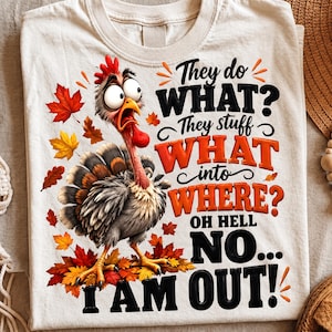 Könnte beinhalten: Ein cremefarbenes T-Shirt mit einem Cartoon-Truthahn mit weit aufgerissenen Augen und schockiertem Ausdruck, umgeben von Herbstblättern. Der Text lautet: They do WHAT? They stuff WHAT into WHERE? OH HELL NO... I AM OUT!