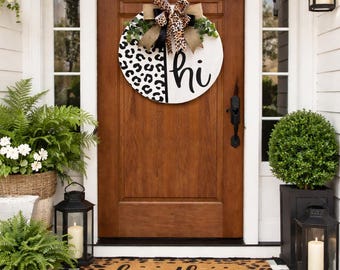 Colgante de puerta con estampado de guepardo pintado a mano con la palabra "Hola" / Decoración moderna para porche estilo granja