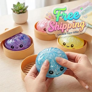 Puede incluir: Una colección de bolas antiestrés coloridas, llenas de purpurina, con forma de empanadillas, cada una con una cara sonriente. Se presentan en pequeños recipientes beige con tapa. Una bola azul es sostenida por una persona. Una pequeña planta suculenta en el fondo.