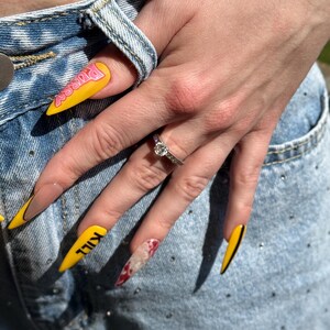 Uñas postizas amarillas y negras estilo stiletto / Uñas llamativas con diseño de sangre / Uñas personalizadas hechas a mano / Set de uñas vanguardista
