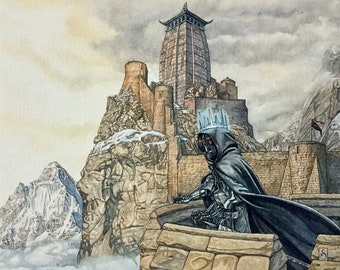 Puede incluir: Una figura encapuchada se encuentra de pie en una pared de piedra con vistas a una cordillera nevada. La figura lleva una corona y una larga capa negra. En el fondo, una alta torre de piedra se eleva sobre un castillo fortificado.