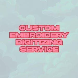 Puede incluir: Un diseño gráfico que presenta el texto CUSTOM EMBROIDERY DIGITIZING SERVICE en letras mayúsculas negritas, rosas y sin remates con un contorno rosa oscuro, sobre un fondo azul claro suave con un patrón sutil de nubes.