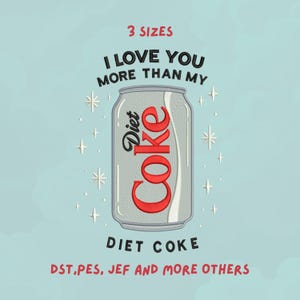 Può includere: Un disegno per ricamo raffigurante una lattina di bibita argentata con il testo rosso Diet Coke. Sopra la lattina c'è il testo nero I LOVE YOU MORE THAN MY e sotto DIET COKE. Il design include accenti a stella bianchi e il testo 3 SIZES DST, PES, JEF AND MORE OTHERS.