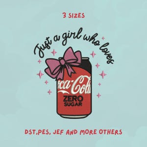 Könnte beinhalten: Ein Stickmuster mit einer roten Coca-Cola Zero Sugar Dose und einer großen rosa Schleife oben. Der Text lautet 3 SIZES, Just a girl who loves, sowie DST, PES, JEF AND MORE OTHERS. Kleine rosa vierzackige Sterne umgeben die Getränkedose.