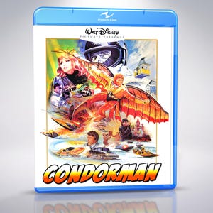 Könnte beinhalten: Eine blaue Blu-ray-Hülle mit dem Cover-Artwork des Films Walt Disney Pictures Presents Condorman. Das Bild zeigt eine zentrale Figur in einem rot-orangen Flügelanzug, verschiedene Fahrzeuge, eine Seilbahn und eine Person mit Helm vor einem Hintergrund.