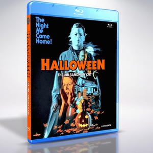 Può includere: Una custodia Blu-ray blu per il film Halloween: The Mr. Sandman Cut. La copertina presenta una figura mascherata, una persona che urla, una casa e una zucca con il testo The Night He Came Home e Halloween.