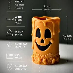 Puede incluir: Una vela cil&iacute;ndrica de color naranja con una cara de calabaza tallada y textura de cera derretida. La base presenta un patr&oacute;n en relieve de hojas de roble y bellotas. Mide 11,5 cm de alto, 7 cm de ancho y pesa 367 gramos.