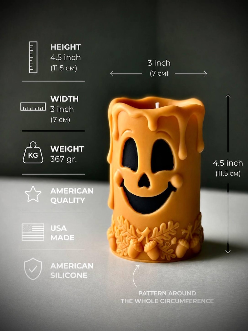 Puede incluir: Una vela cil&iacute;ndrica de color naranja con una cara de calabaza tallada y textura de cera derretida. La base presenta un patr&oacute;n en relieve de hojas de roble y bellotas. Mide 11,5 cm de alto, 7 cm de ancho y pesa 367 gramos.
