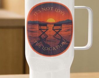 Taza de viaje para cineastas – Diseño "No es amor, es localización", regalo para directores y productores