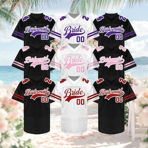 Puede incluir: Una colección de camisetas de estilo fútbol americano. Hay camisetas negras y blancas con las palabras "Bridesmaid" y "Bride" en varios colores, incluyendo morado, rosa y rojo. Cada camiseta tiene el número "00".