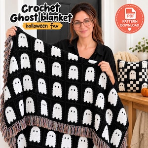 Könnte beinhalten: Eine schwarz-weiße Häkeldecke mit einem wiederkehrenden Geistermuster in quadratischen Blöcken und einer mehrfarbigen Franse an den Rändern. Der Text auf dem Bild lautet Crochet Ghost blanket, halloween fav, und PDF PATTERN DOWNLOAD.