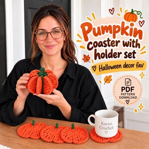 Könnte beinhalten: Ein Set aus orangefarbenen gehäkelten Kürbis-Untersetzern mit grünen Stielen und einem passenden Halter. Der Text lautet Pumpkin coaster with holder set, Halloween decor fav, PDF PATTERN DOWNLOAD neben einer Tasse mit der Aufschrift Karen Crochet.