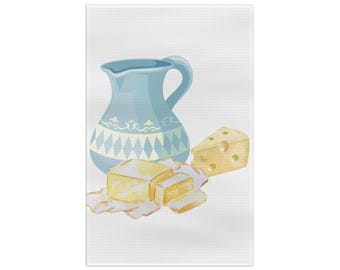 Niebieski dzbanek z masłem i serem, ściereczka kuchenna