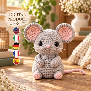 Könnte beinhalten: Eine graue gehäkelte Maus-Amigurumi mit großen runden Ohren mit rosa Innenseiten, schwarzen Sicherheitsaugen, einer kleinen rosa gestickten Nase und einem langen rosa Schwanz. Das Bild enthält den Text DIGITAL PRODUCT mit einem Herz und fünf Flaggen.