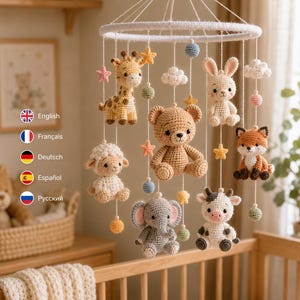 Pu&ograve; includere: Una giostrina sospesa per culla con figure all'uncinetto raffiguranti una giraffa, un orso, una pecora, un elefante, un coniglio, una volpe e una mucca. Include piccole stelle, nuvole e sfere all'uncinetto in colori pastello su un telaio bianco.