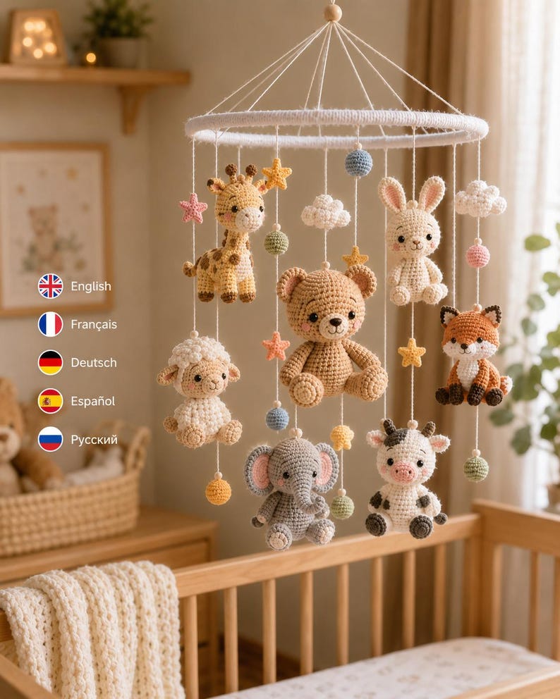 Pu&ograve; includere: Una giostrina sospesa per culla con figure all'uncinetto raffiguranti una giraffa, un orso, una pecora, un elefante, un coniglio, una volpe e una mucca. Include piccole stelle, nuvole e sfere all'uncinetto in colori pastello su un telaio bianco.
