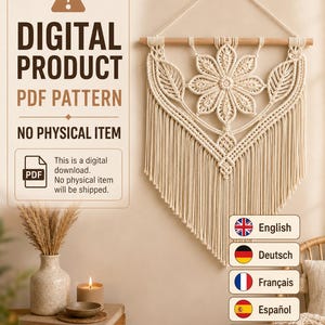 Peut inclure: Un modèle PDF numérique pour une suspension murale en macramé avec un motif floral central entouré de deux feuilles, suspendu à une tige en bois avec de longues franges. Le texte indique : DIGITAL PRODUCT PDF PATTERN NO PHYSICAL ITEM.