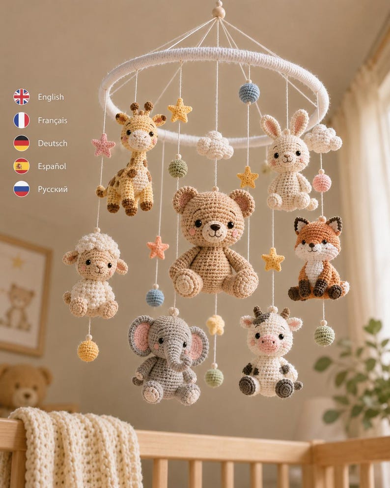 Pu&ograve; includere: Una giostrina sospesa con una struttura circolare bianca e figure all'uncinetto pendenti, tra cui un orso bruno, una giraffa, un coniglio, una volpe, una pecora, un elefante e una mucca, intervallate da piccole stelle, nuvole e sfere all'uncinetto.