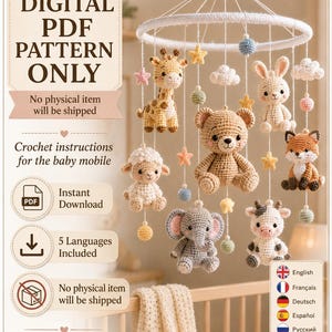 Può includere: Un modello PDF digitale per una giostrina per bambini all'uncinetto con animali amigurumi tra cui una giraffa, un orso, un coniglio, una volpe, una pecora, un elefante e una mucca, con stelle, nuvole e sfere appese a un telaio circolare.